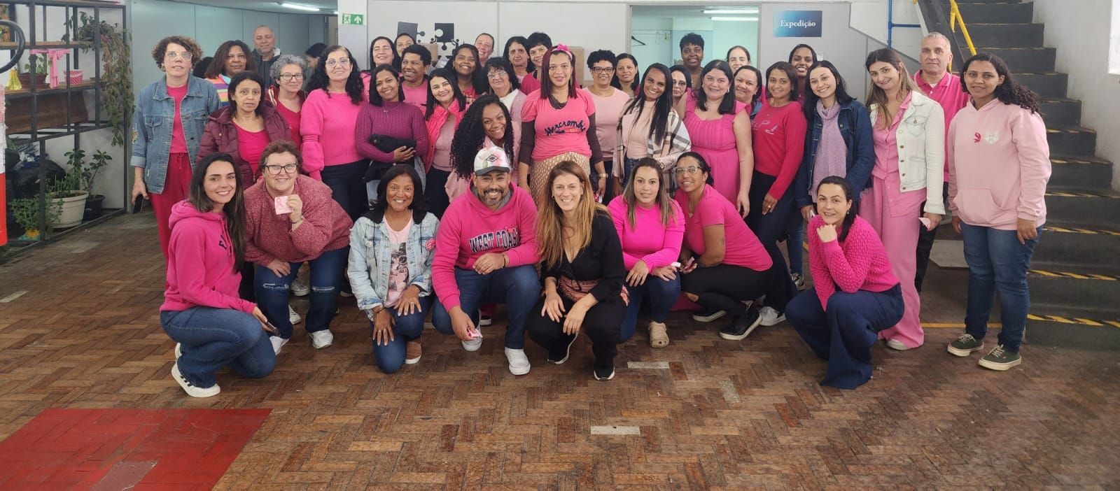 Equipe da AS DA PRAIA reunida, vestindo rosa, no Outubro Rosa