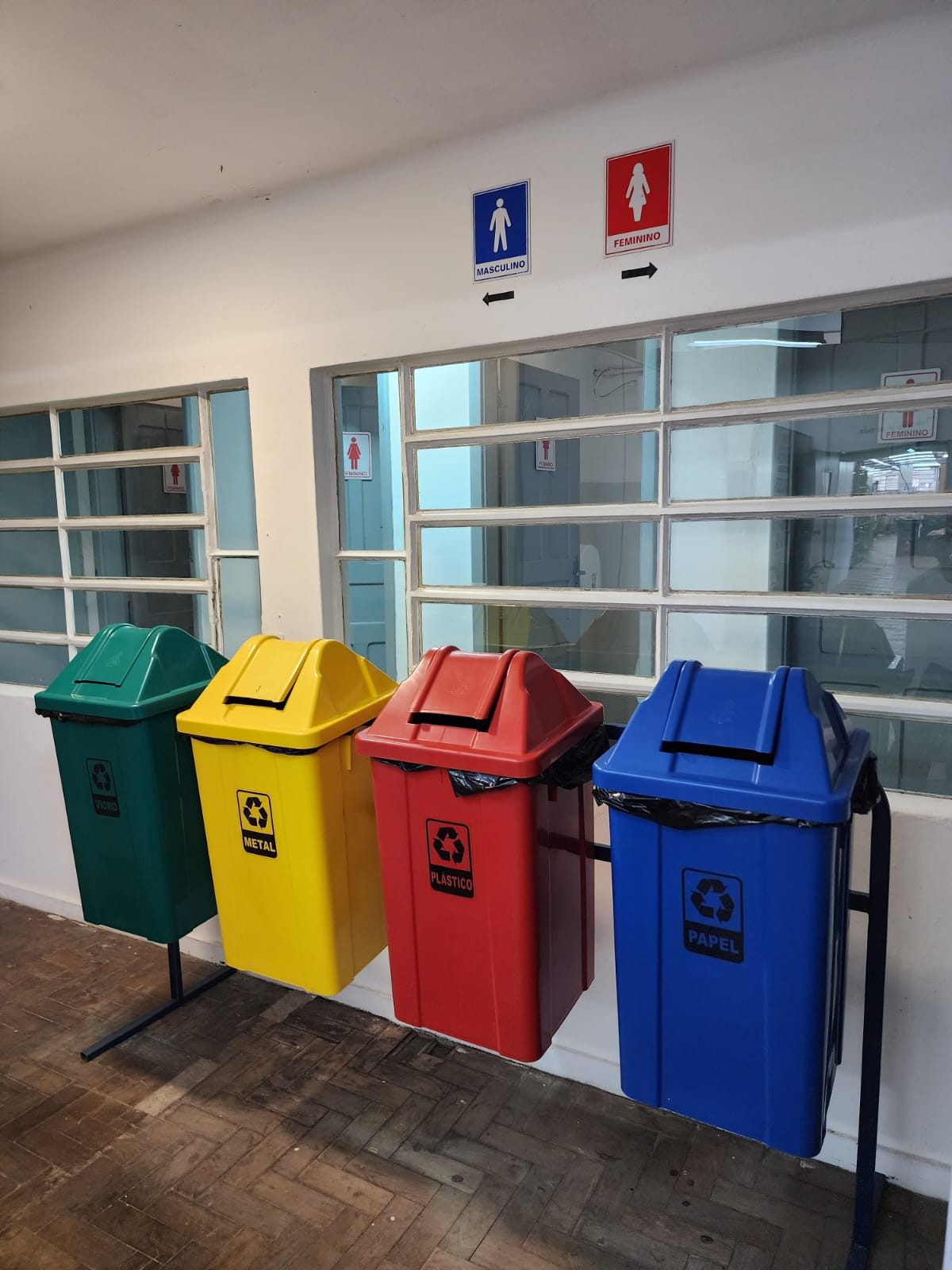 Lixeiras coloridas para coleta seletiva de vidro, metal, plástico e papel
