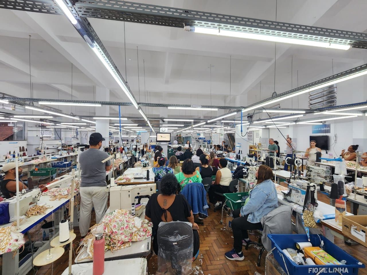 Equipe reunida no chão de fábrica durante o programa Brasil Mais Produtivo