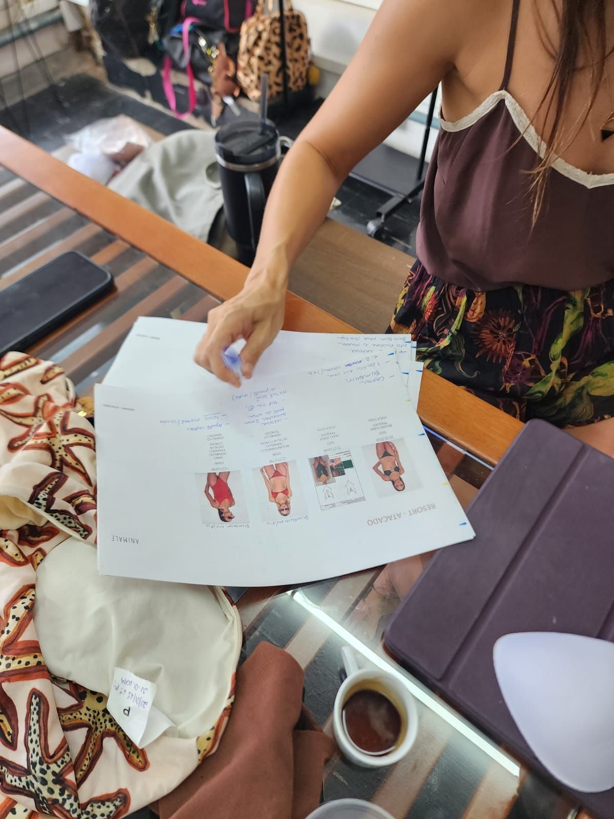 Equipe da Animale analisando fichas da coleção resort na fábrica