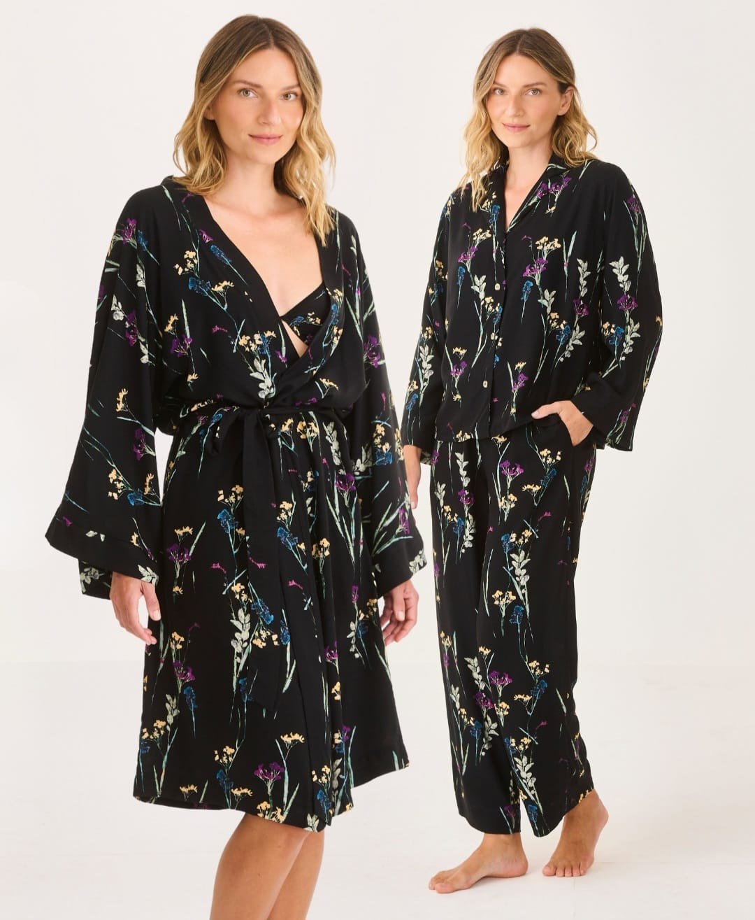 Duas modelos com robe e pijama pretos de estampa floral delicada, da Verve