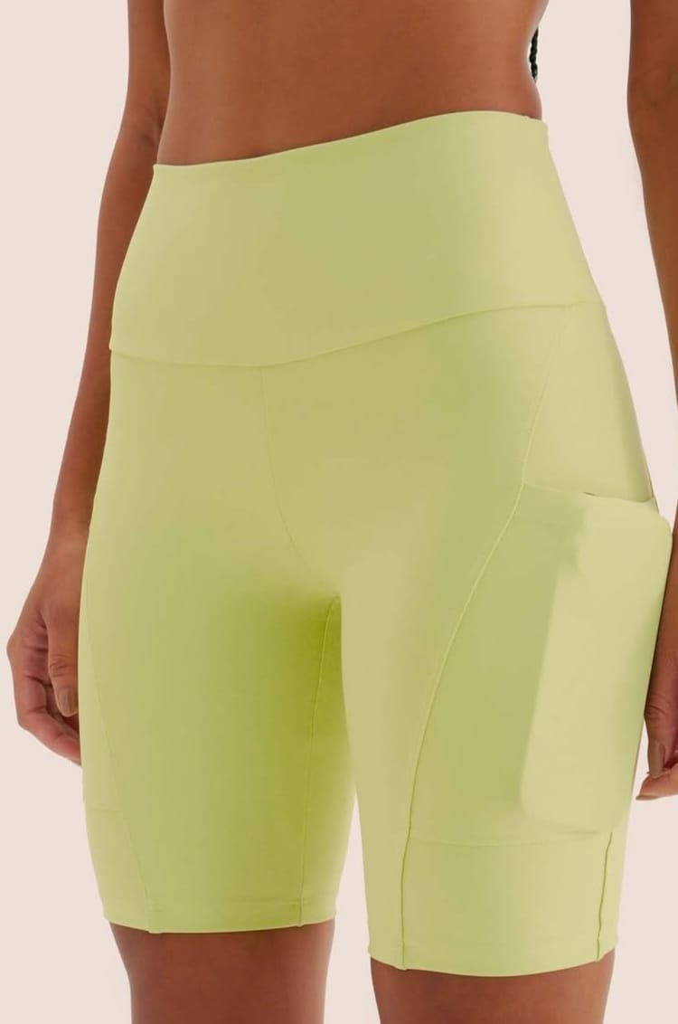 Bermuda fitness de cintura alta da La Vie Sports em verde-limão, com bolso lateral