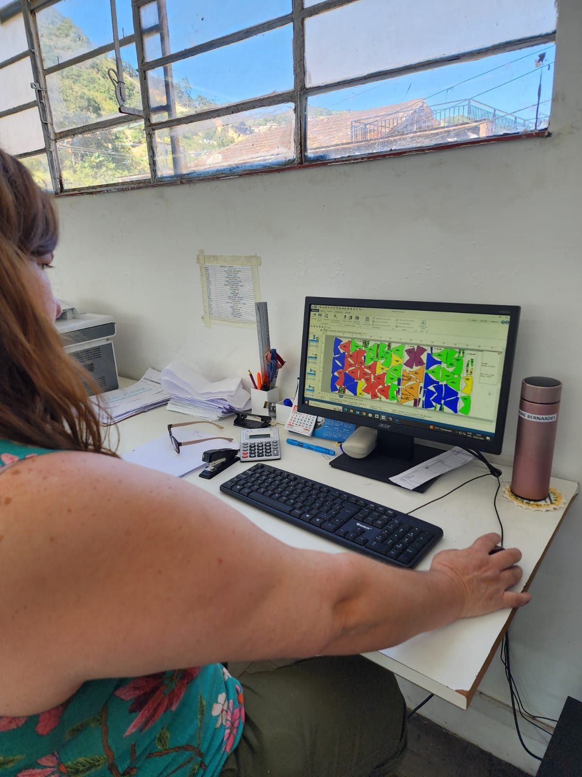 Colaboradora usando o sistema de moldes, com o encaixe das peças na tela do computador